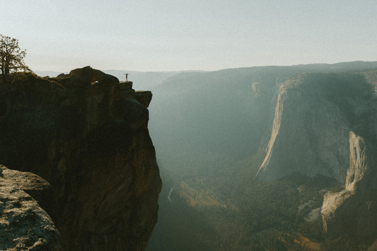women watching sunrise at tunnel view in yosemite national park
