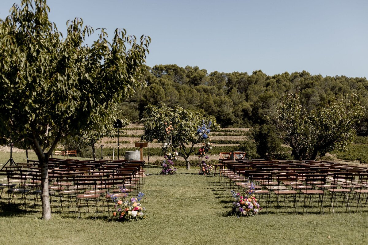 decoration-ceremonie-mariage-exterieur-originale-et-coloree