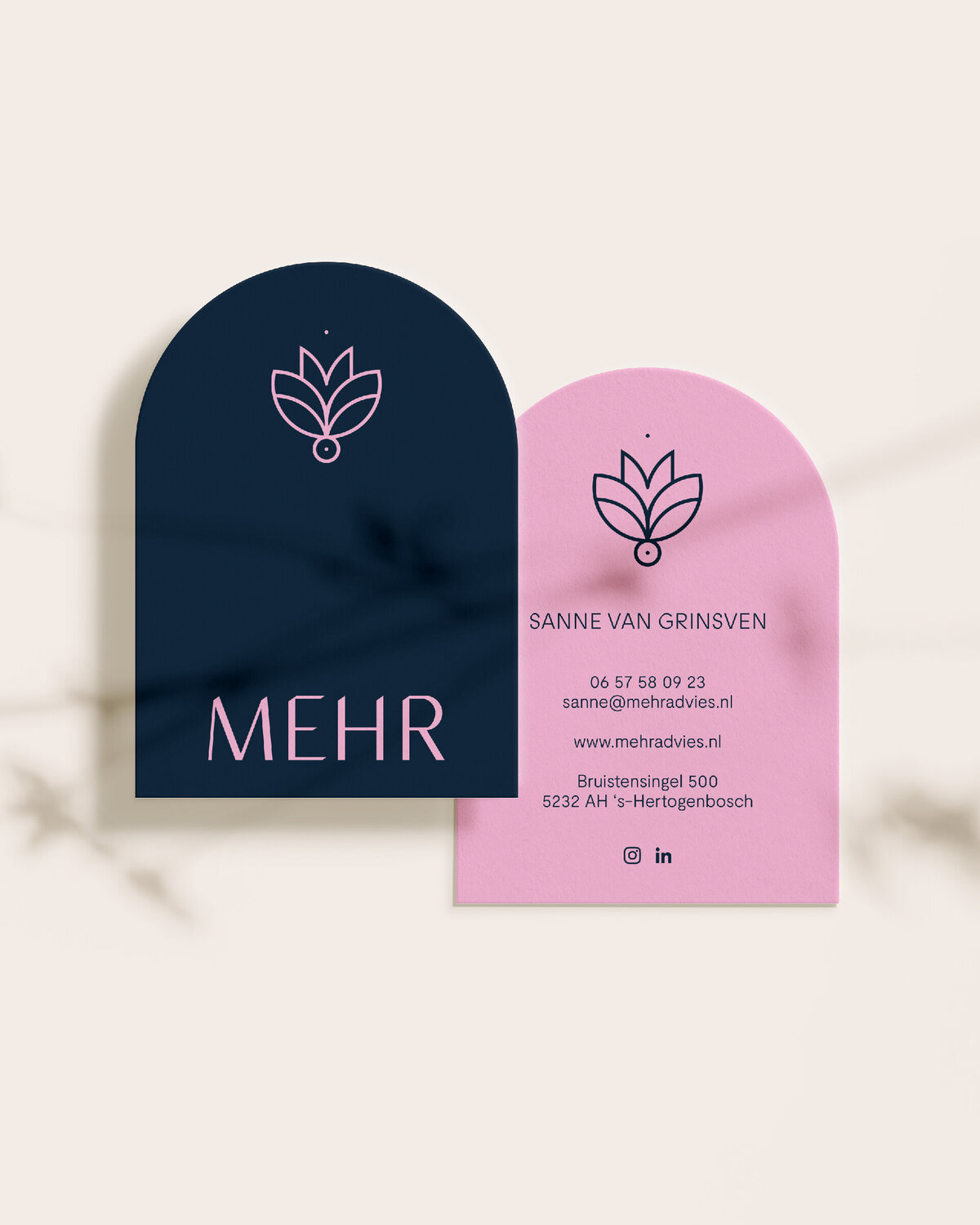 MEHR visitekaartjes met uniek boogdesign – modern en professioneel