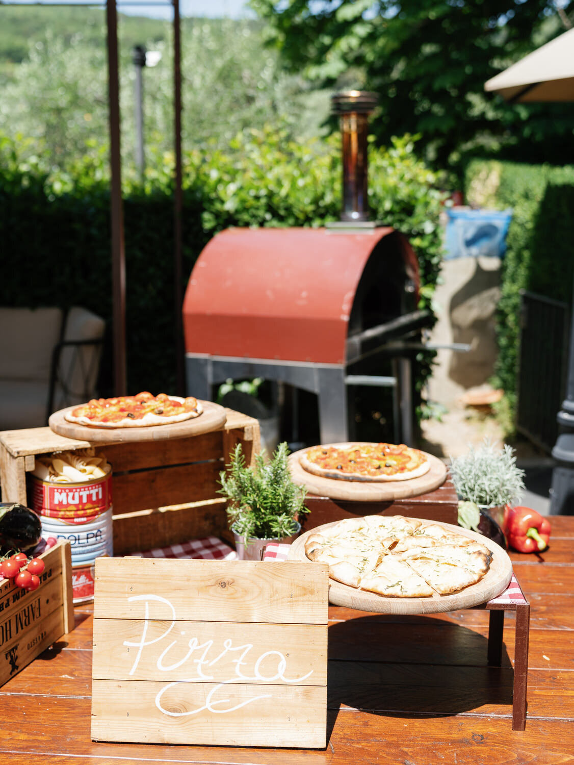 17-Wood-Fired-Pizza-Stand-at-Pool-Party-Italy