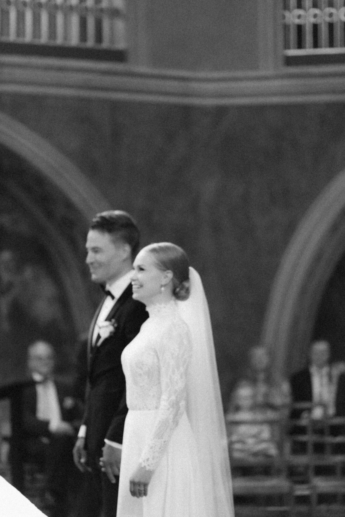 Bride and groom in the wedding ceremony in Turku cathedral.  Image by wedding photographer Hannika Gabrielsson.