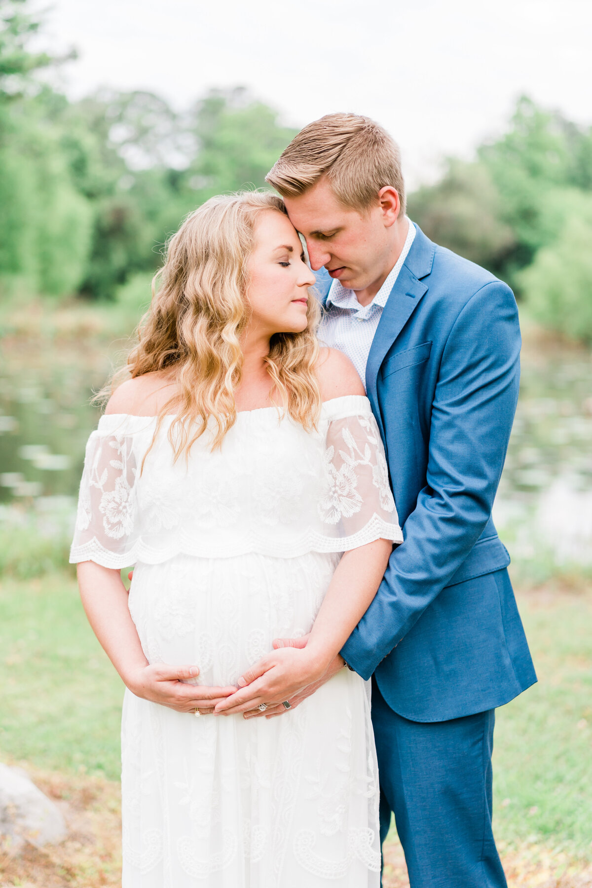 Maternity photoshoot in a park in Alabama
