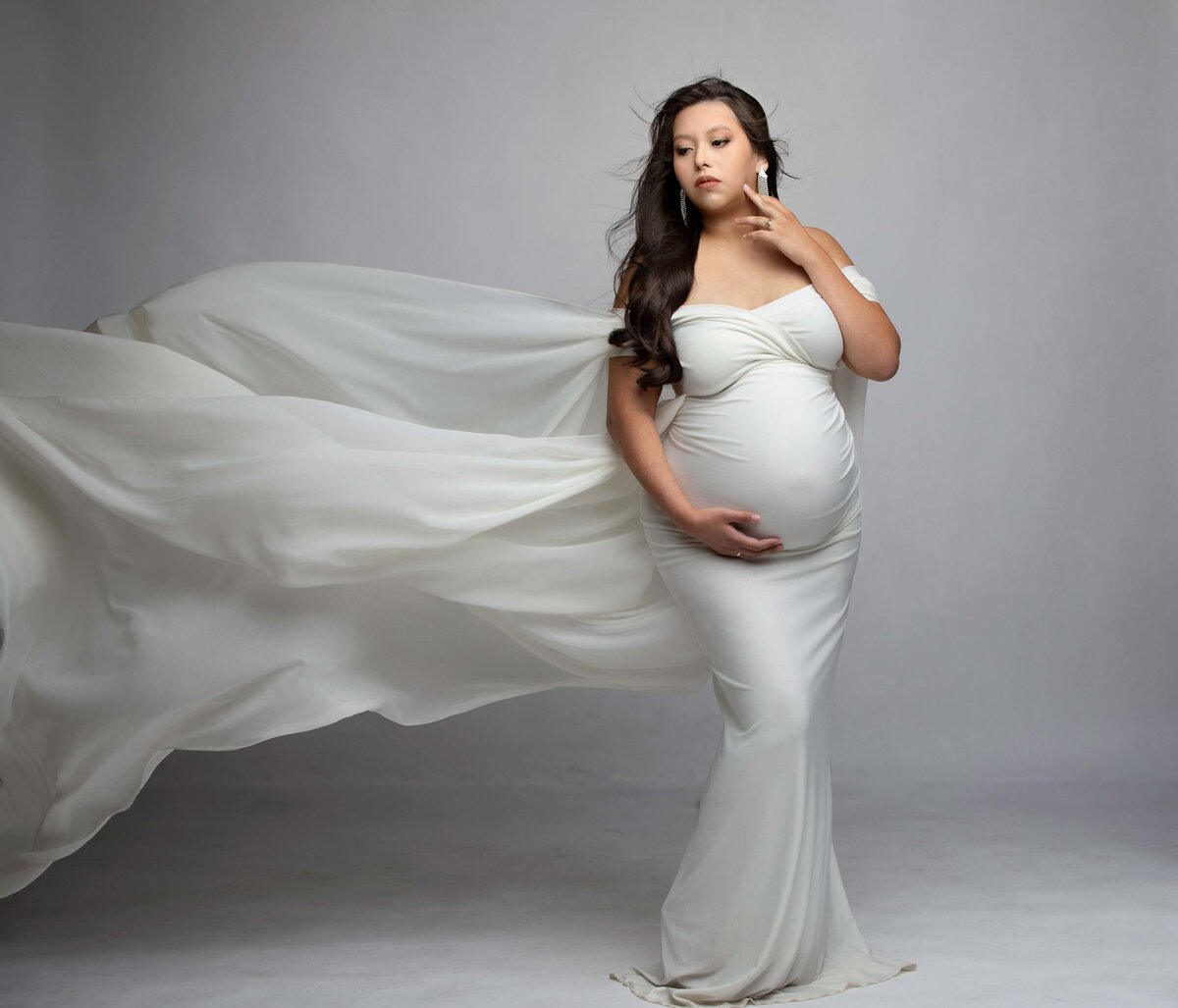 Scottsdale maternity photos in white flowy gown