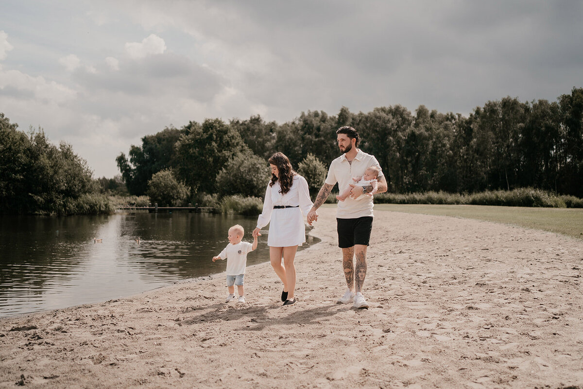 babyshoot-gezin-het-twiske-liefdevol leukfotografie