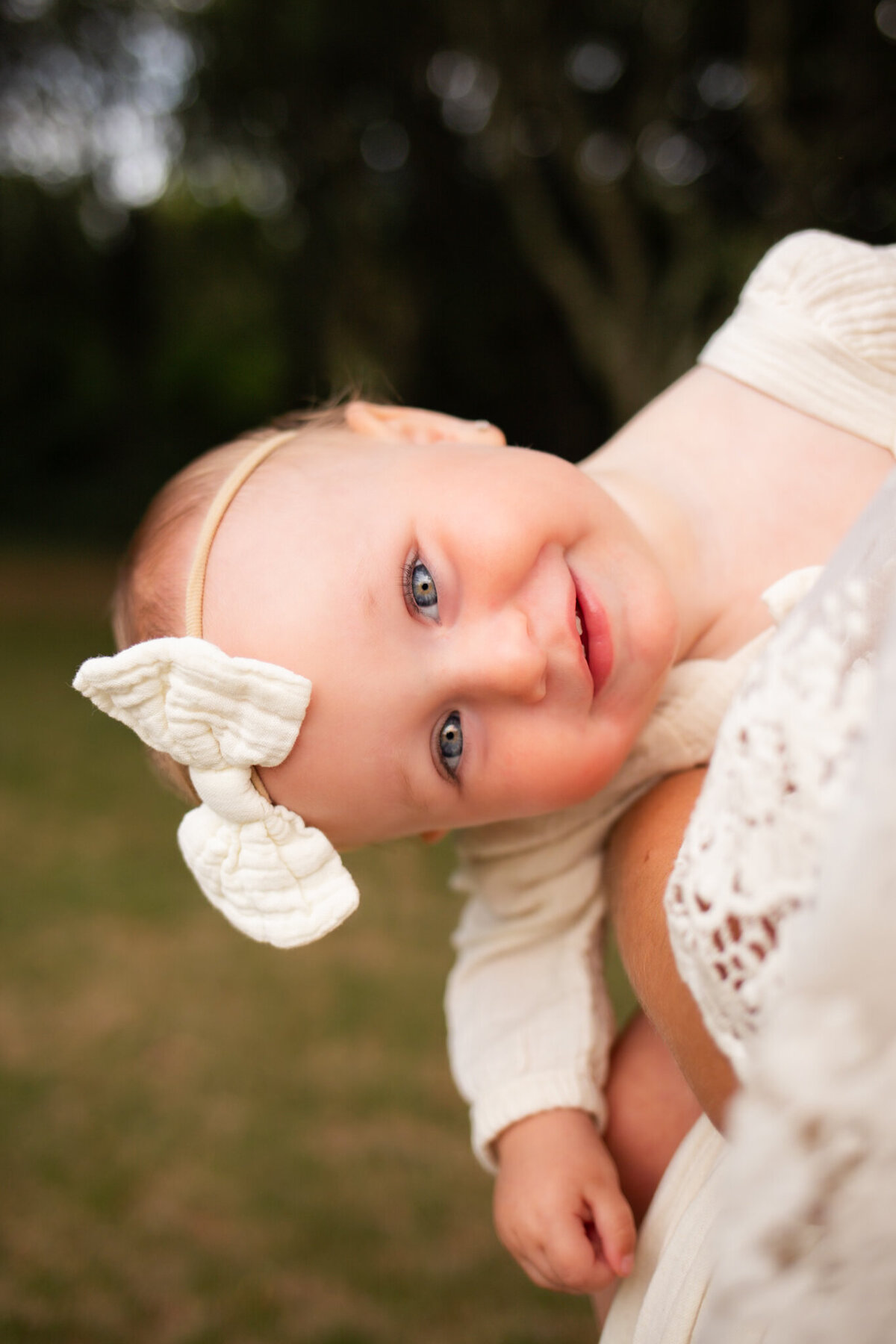 infant-girl-family-ooutdoor-photo-session
