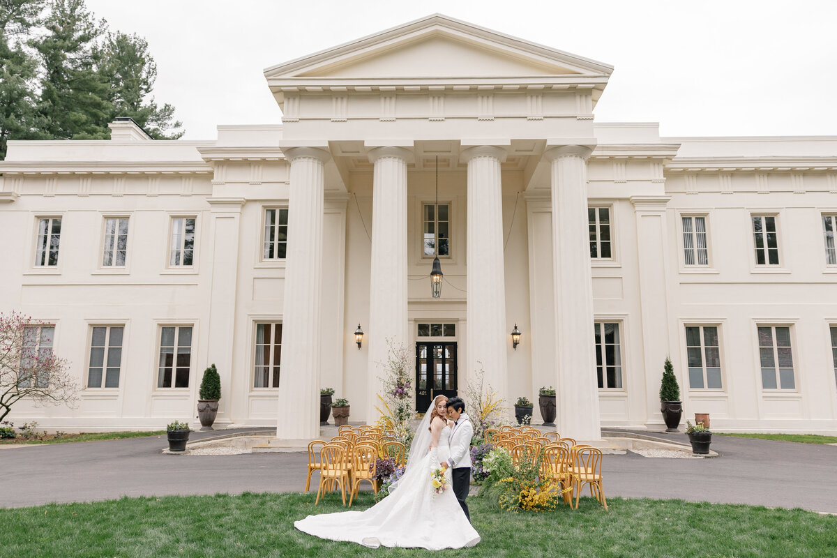 outdoor-spring-wedding-ceremony-at-wadsworth-mansion-ct