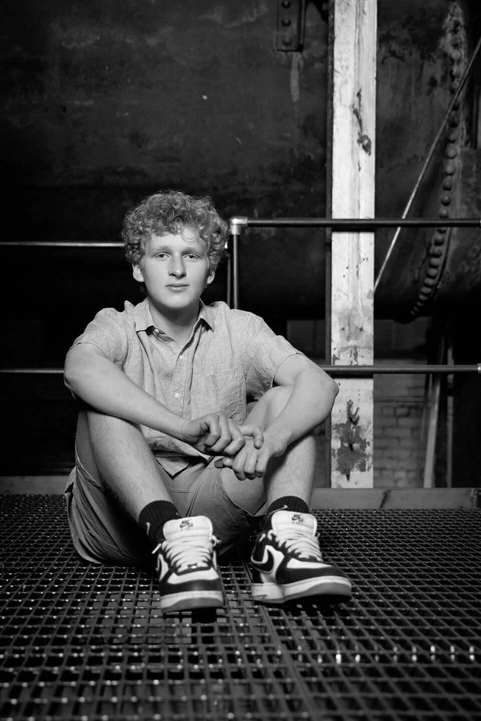 senior-photos-in-dark-boiler-room