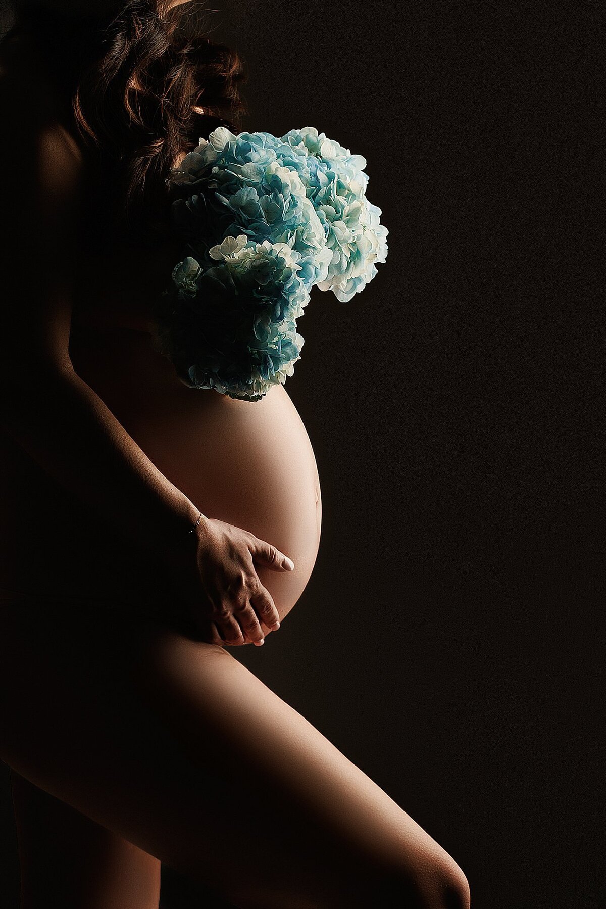 simple nude maternity photoshoot in austin