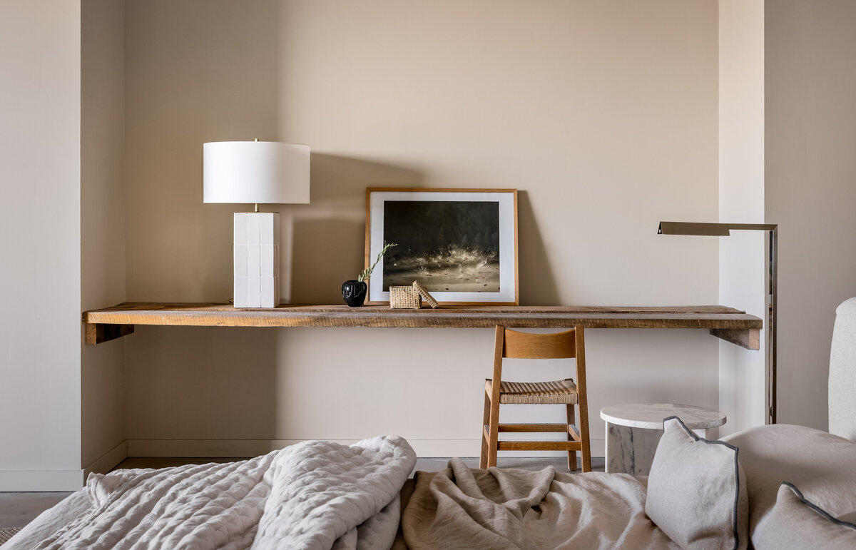 18_SUITES_Roadrunner_desk view