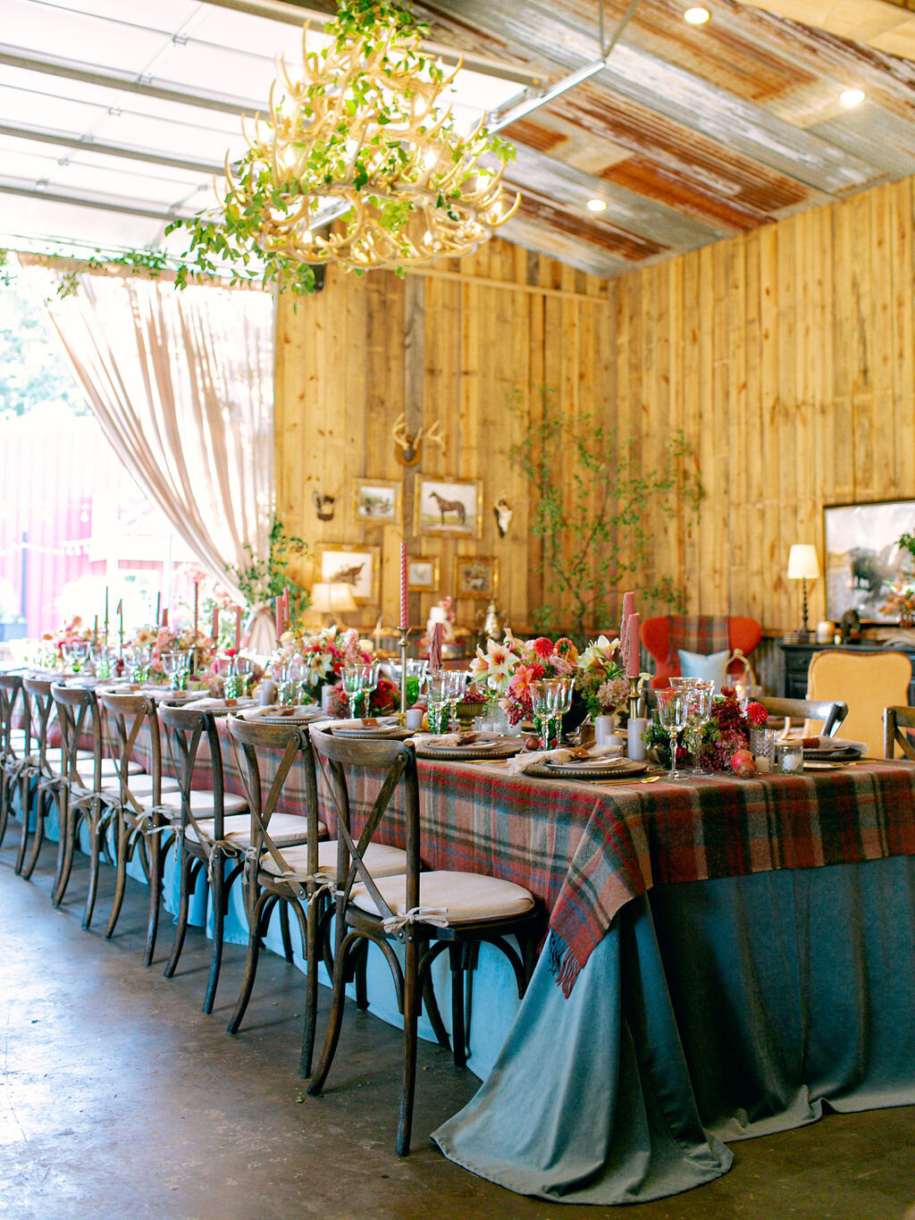 max-owens-fall-wedding-texas-ranch-table-plaid