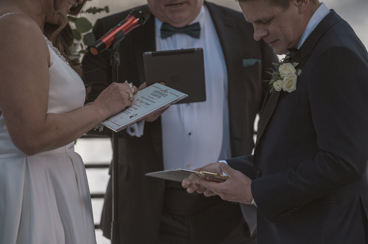lincoln-outdoor-wedding-couple-kiss-legacy-in-light (38)