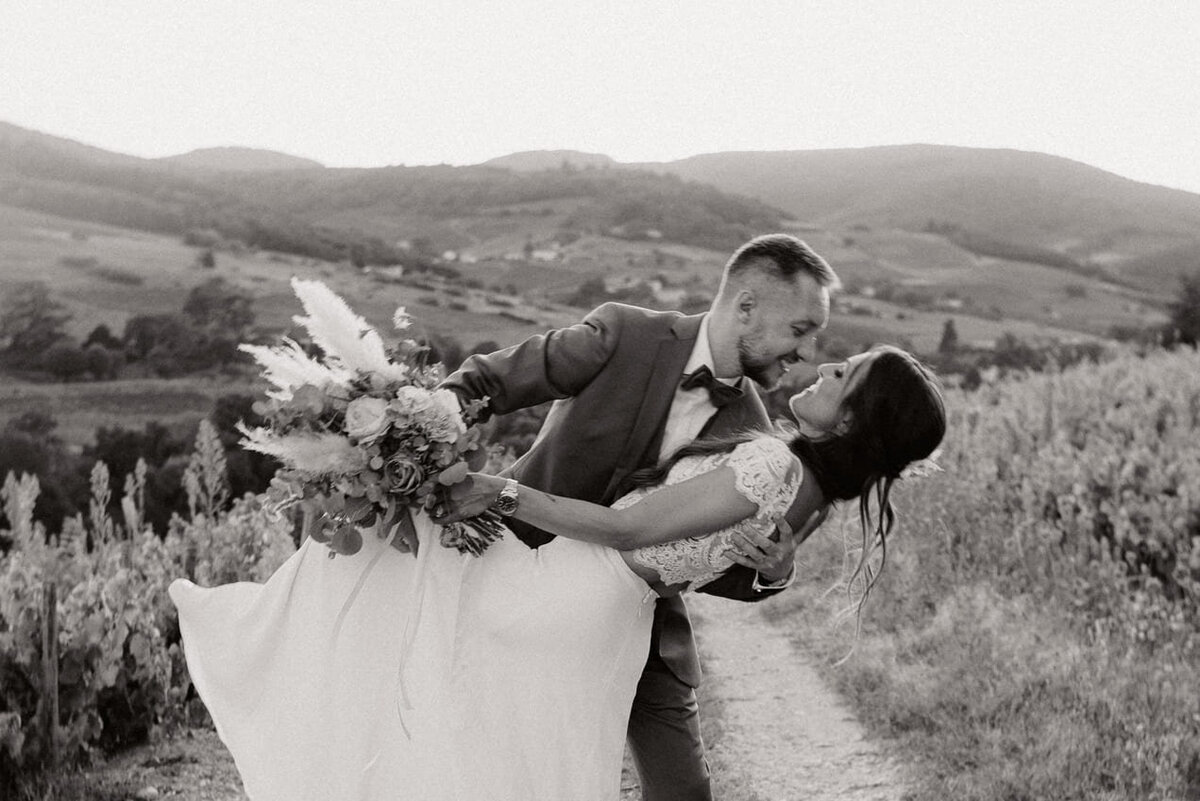 Prisylia-et-Guillaume-couple-mariage-vignes-beaujolais5