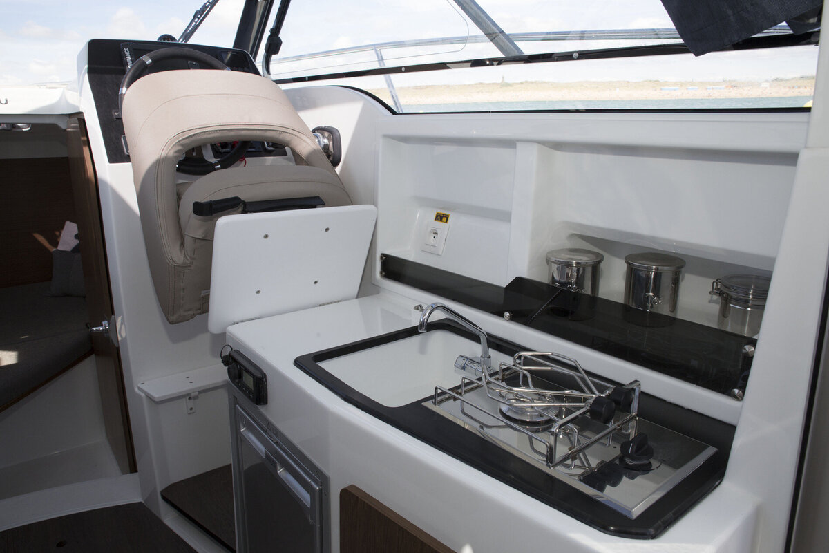 beneteau-antares-7-interior-3