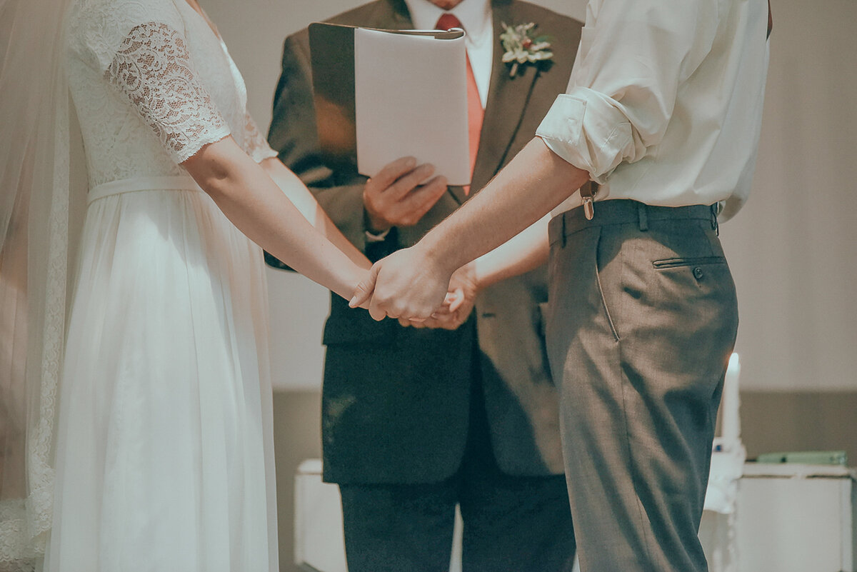 wedding ceremony | Iowa wedding photographer | Iowa Photographer | Playlife | Cedar Rapids | Iowa City | Kalona | Alaynna Ann Schwartz-74