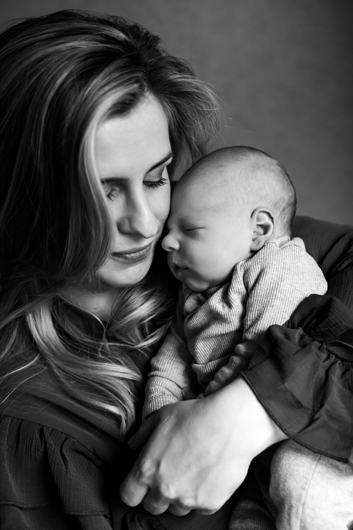 newborn fotograaf, gezinsfotografie, newbornshoot, newbornreportage, babyshoot, babyreportage familie, baby, liefde, echt, tijdloos, kleur echt, Twente, Twenterand, Westerhaar, Vriezenveen, Hardenberg, Almelo, Enschede, kinderfotografie, fotograaf, Juliantien, Schipper, Juliantien fotografie