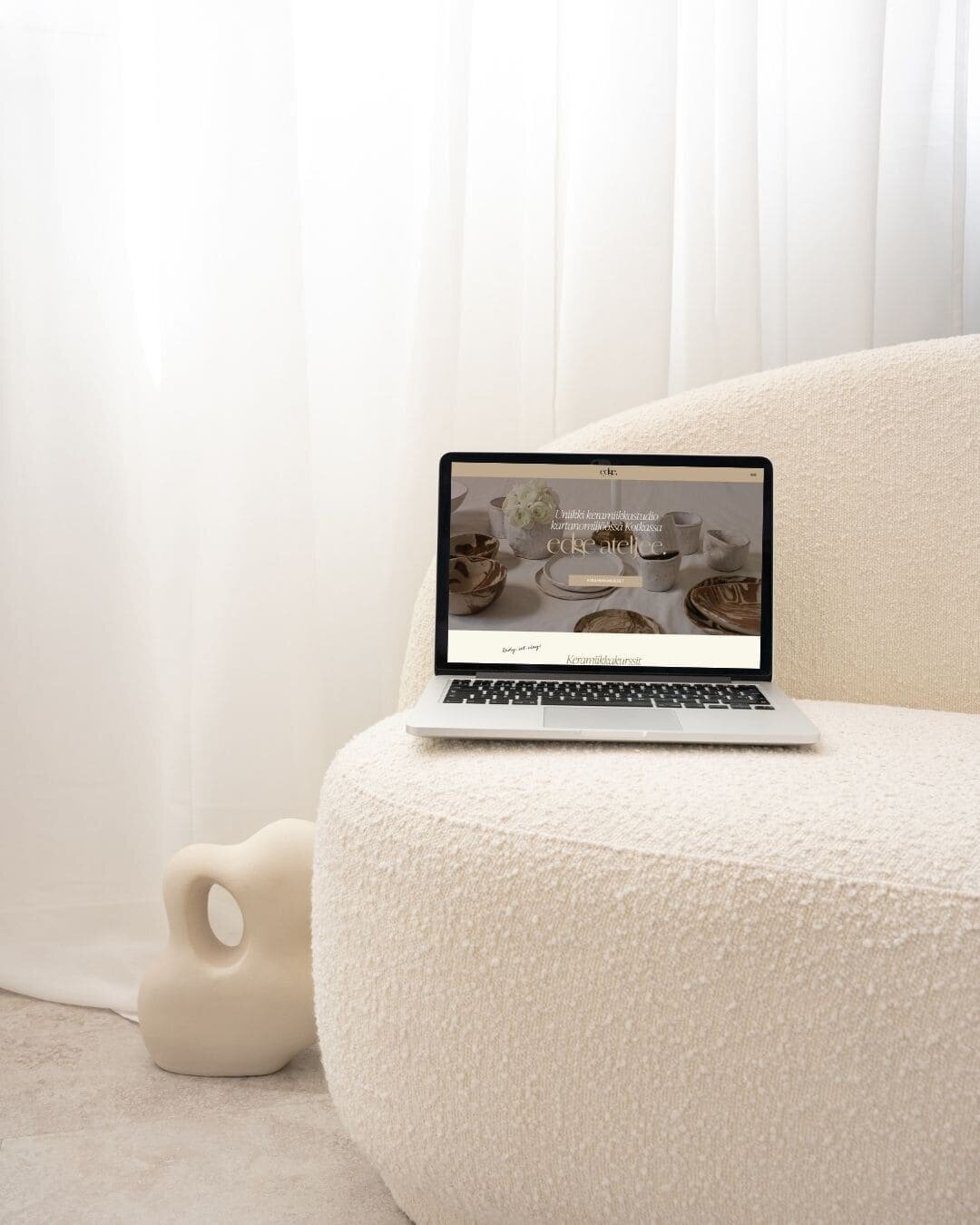 läppäri, jonka näytöltä näkyy edge ateljee nettisivut