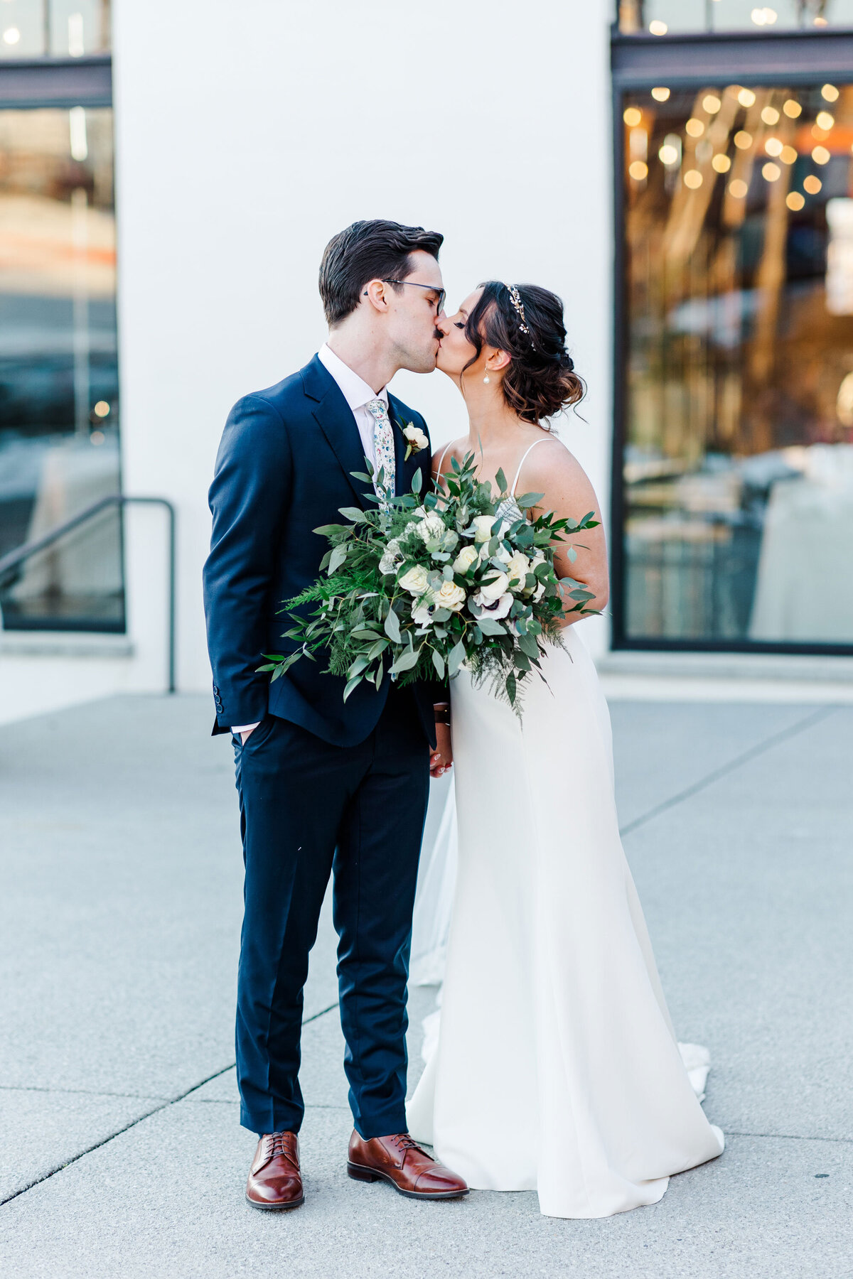 wedding couple kissing at the Press Room in Knoxville