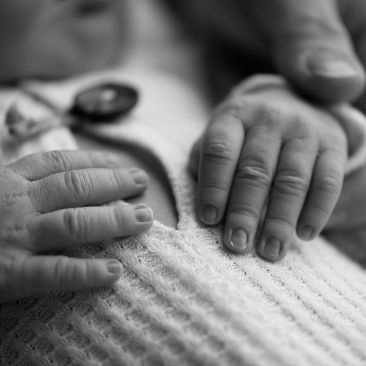  Tiny newborn hands resting softly—a reminder of how small beginnings hold great meaning.