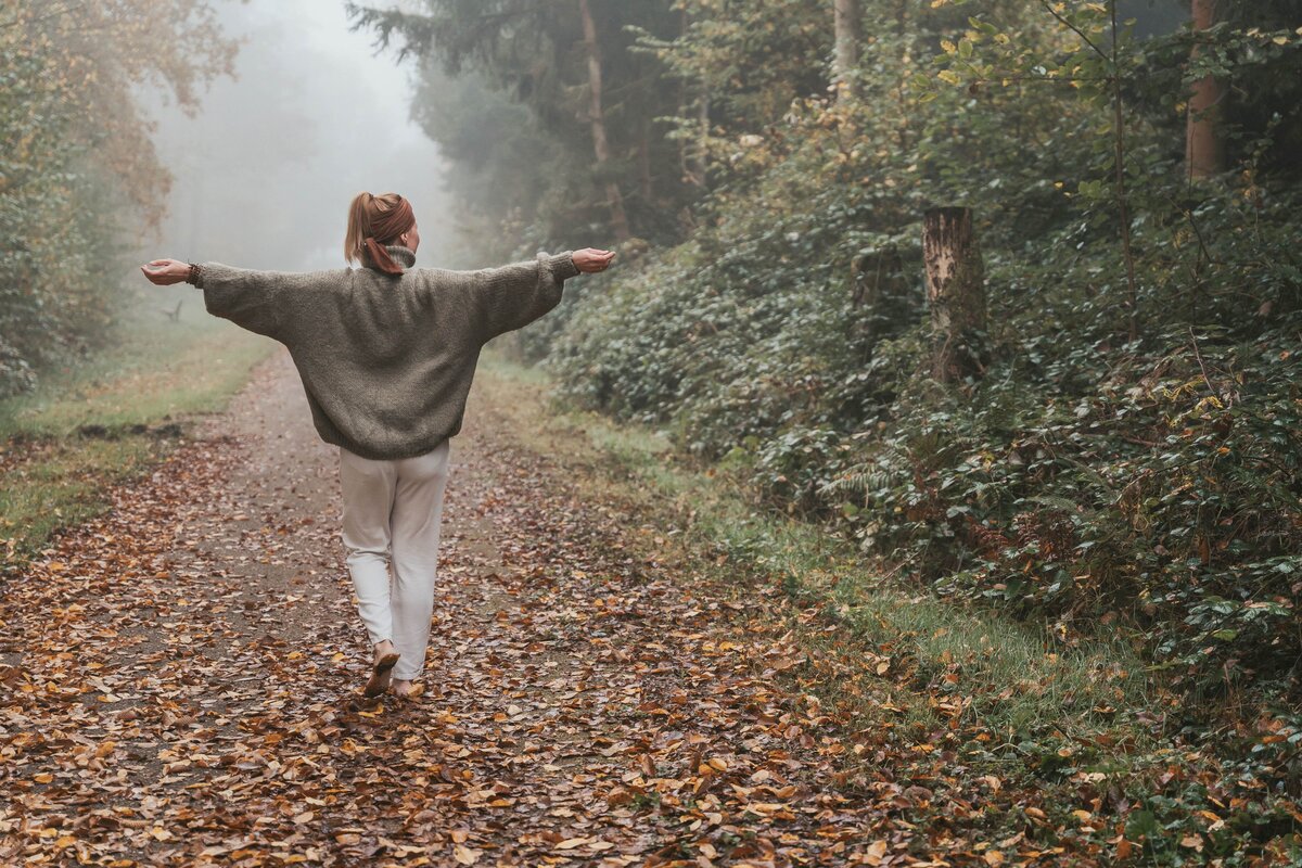 Isabell Botschek läuft durch den herbstlichen Wald