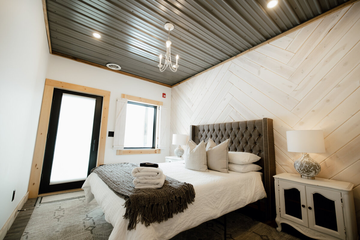Bear-Ridge-Destination-barndo-suites-rosie-photo-video-11