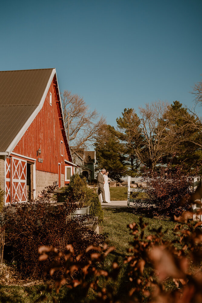 storyteller-collective-photo-co-rustic-barn-wedding-couple-iowa