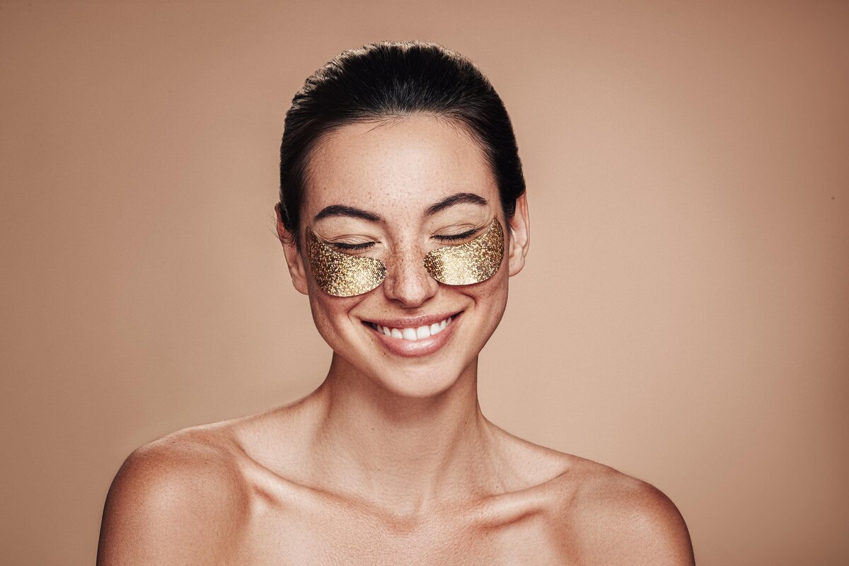 Smiling portrait of Laurel Thomas with glowing skin, showcasing natural beauty, photographed by Ylva Erevall.