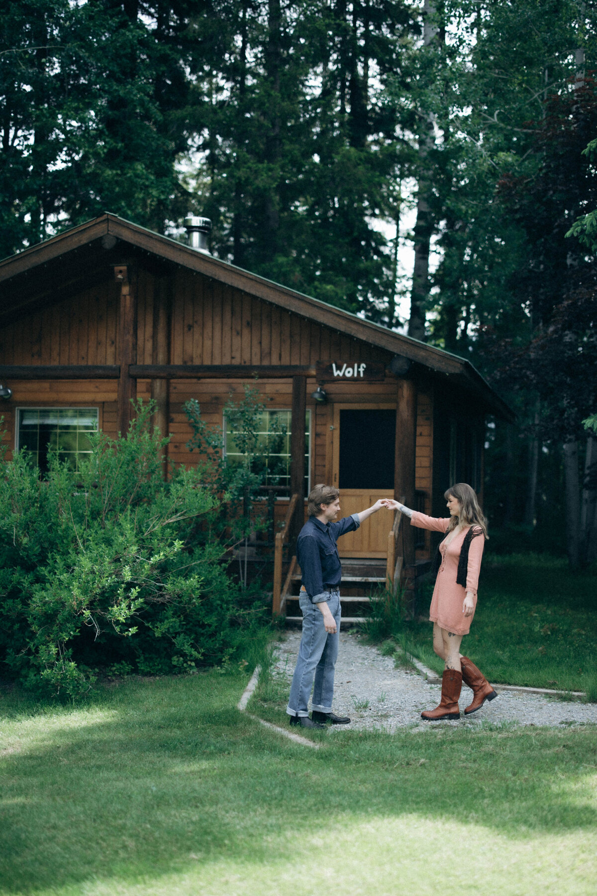 vpc-couples-vintage-cabin-shoot-2