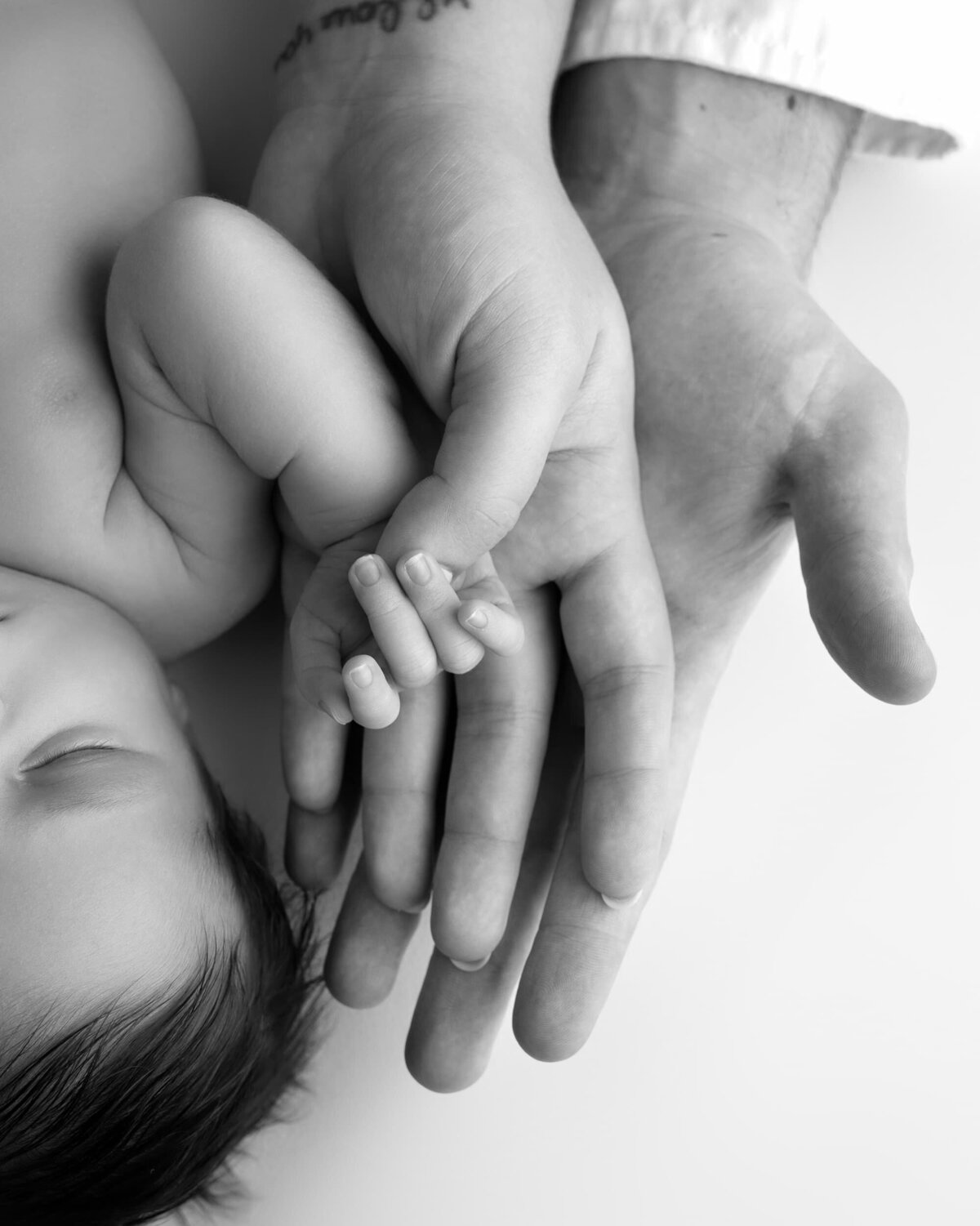 cedar-park-newborn-family-hands-detail