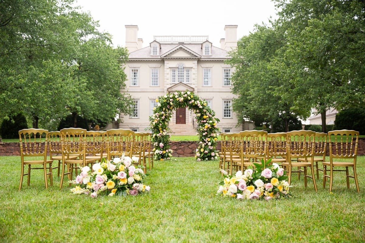 luxury-estate-wedding-statement-floral-arch