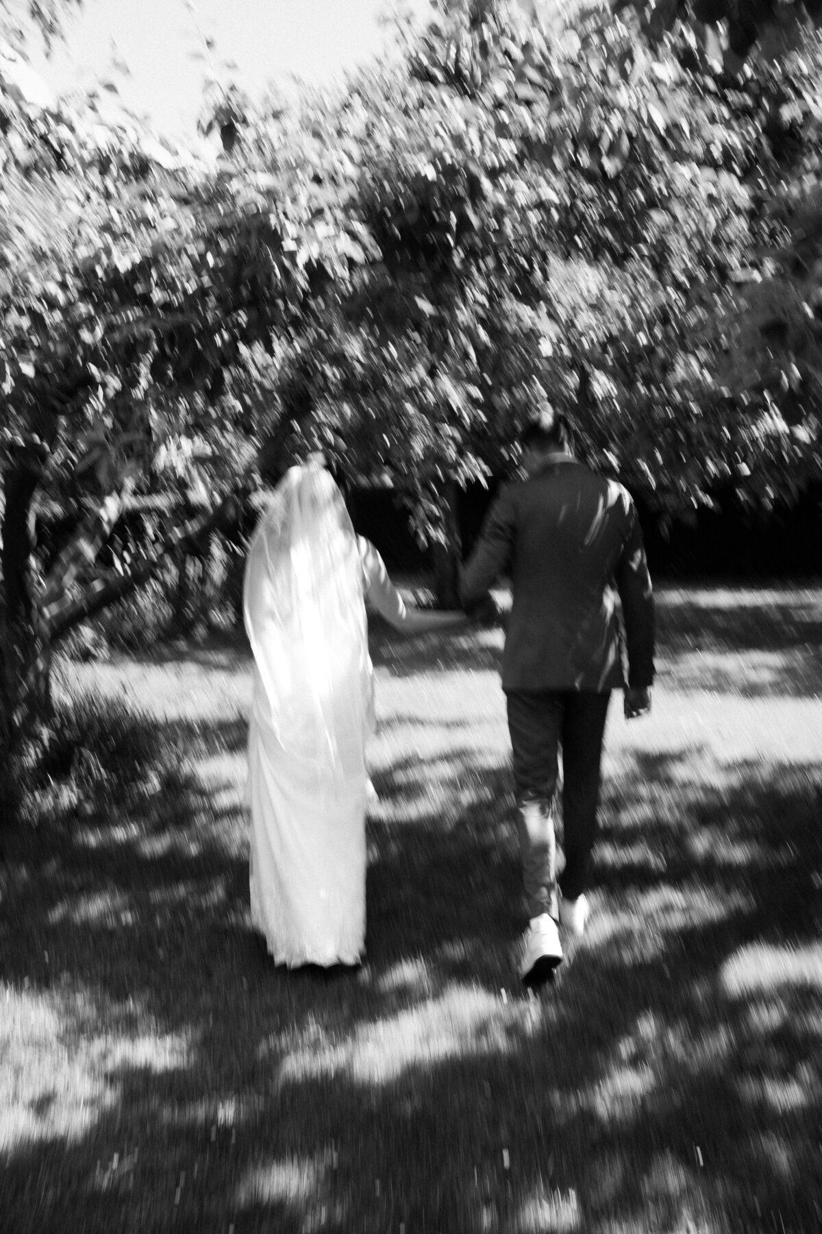 rouwfotograaf legt intieme bruiloft vast bij In de Kas bij Winnsen – shoot moment bewegend beeld bruidspaar 