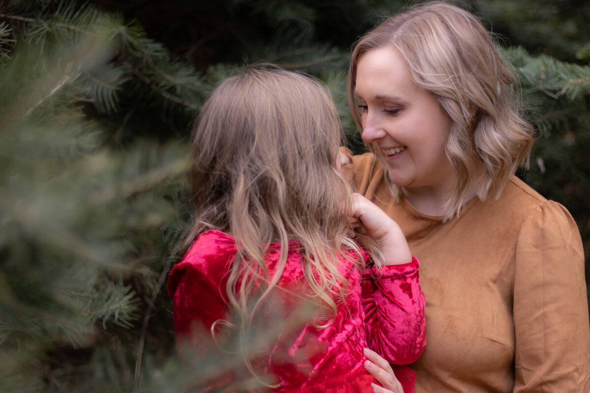 2022Christmas-in-the-trees_family-photography_renees-photography-designs_natural-lights_SM-2266