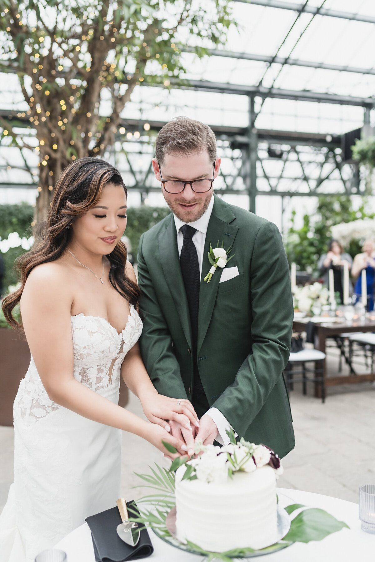 A MAGICAL WINTER PLANTERRA GARDEN WEDDING WITH A GREEN COLOR PALETTE IN WEST BLOOMFIELD, MICHIGAN PROVIDED BY KARI DAWSON PHOTOGRAPHY82