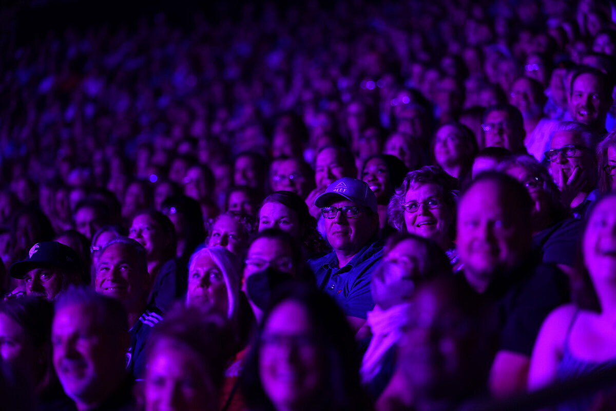 kansas-city-event-photography-0272-purple-lit-concert-crowd