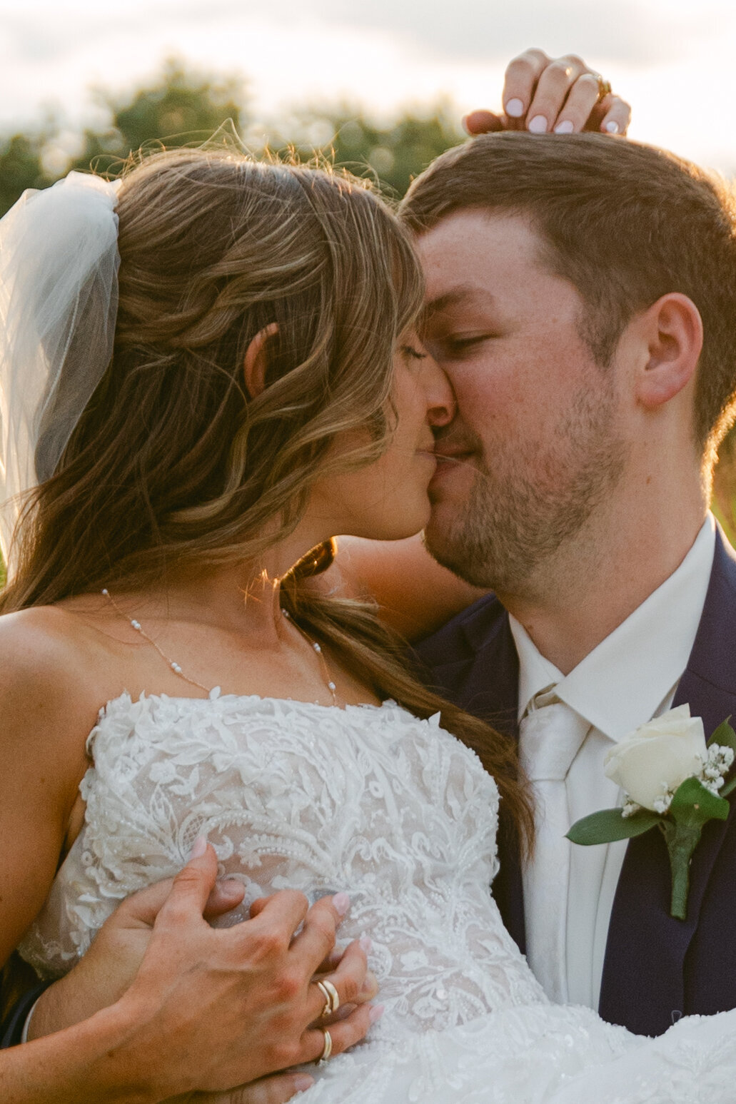 bride-groom-kiss-sunset-field