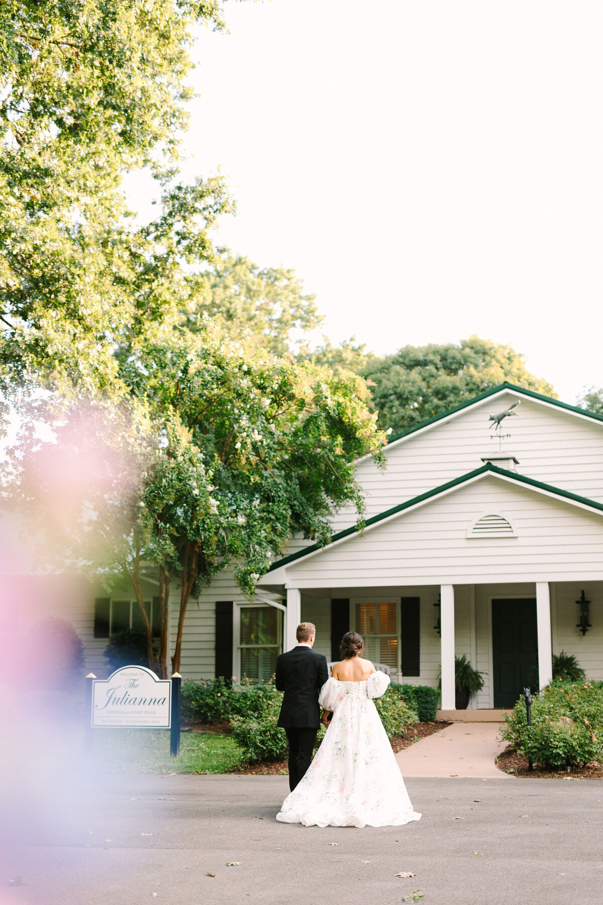 bride and groom walking into wedding venue by winx photo knoxville wedding photographer