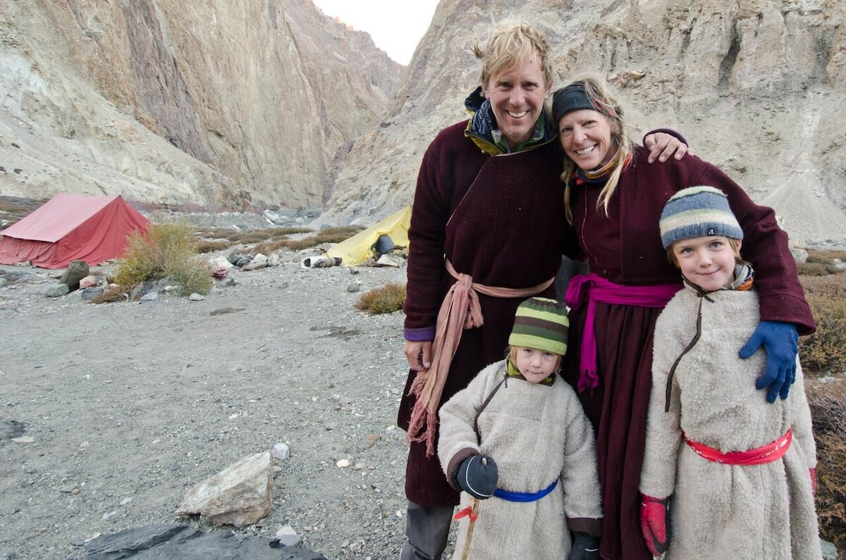 bruce-kirkby-with-his-wife-and-two-young-sons-in-the-himalayas
