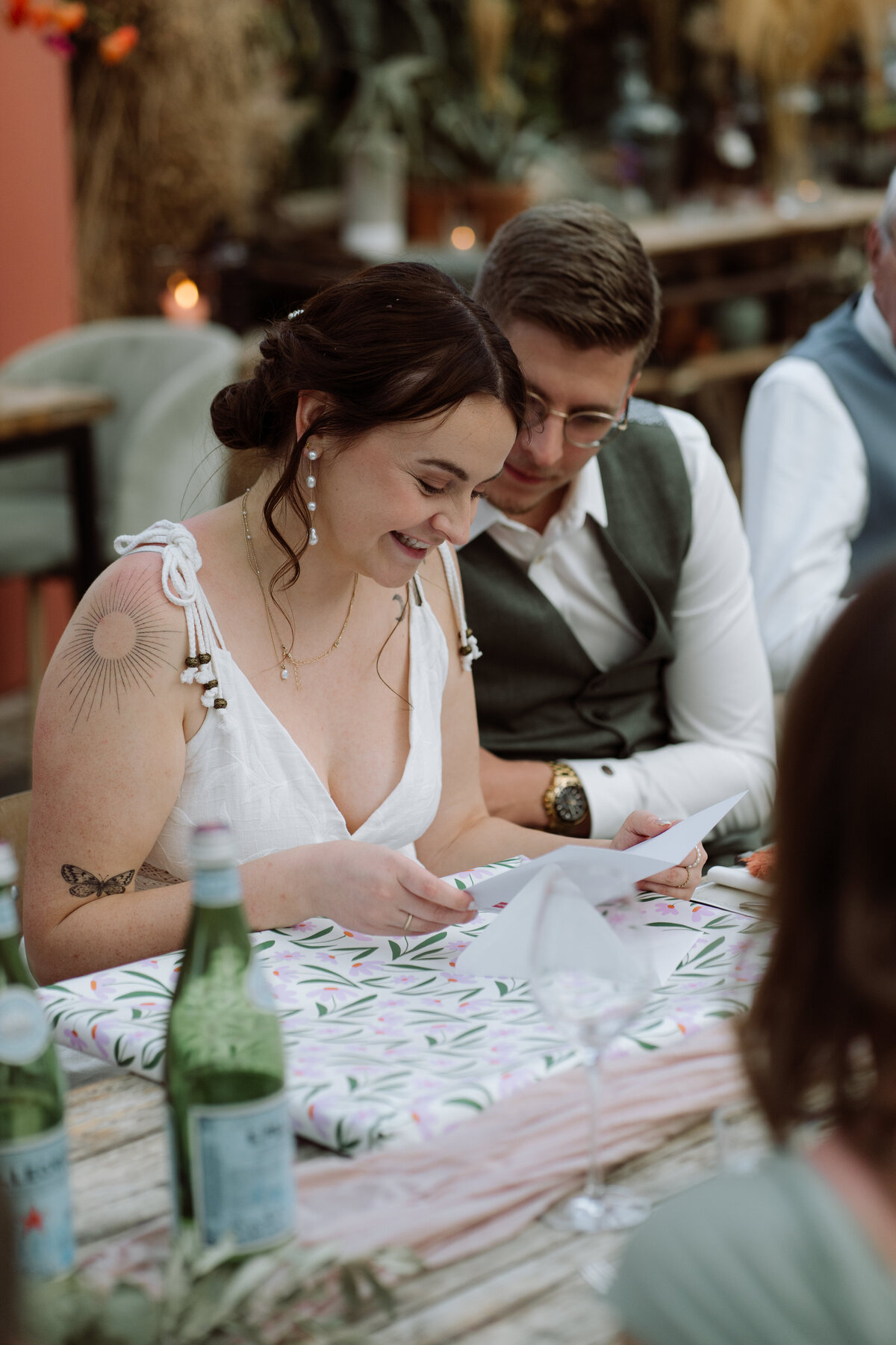 rouwfotograaf legt intieme bruiloft vast bij In de Kas bij Winnsen – cadeau moment diner 