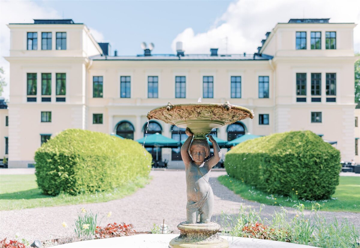Bröllopsfotograf i Stockholm helloalora Anna Lundgren destination slottsbröllop Rånäs Slott i Roslagen mingelplats utomhus