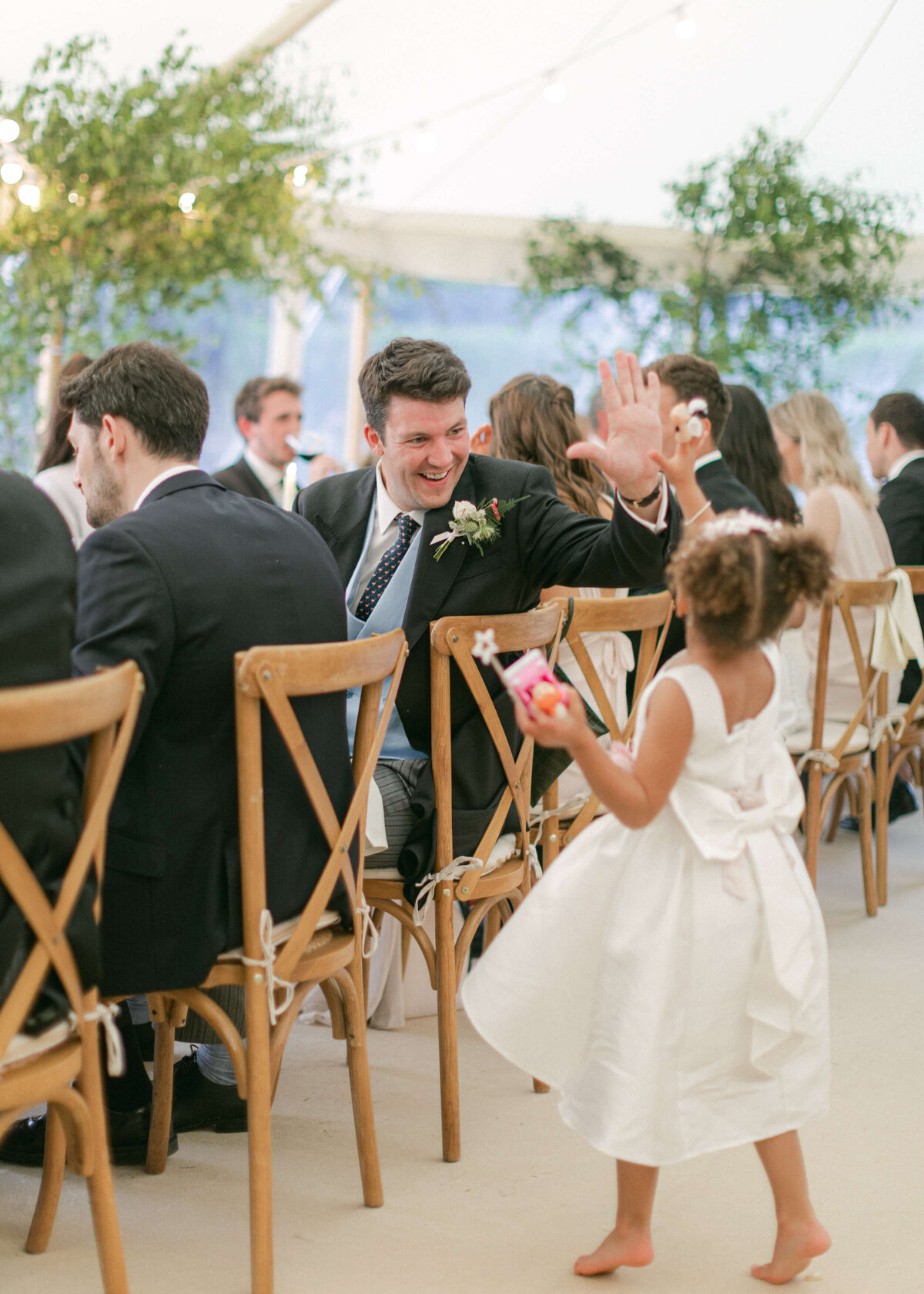 chloe-winstanley-weddings-dinner-flower-girl