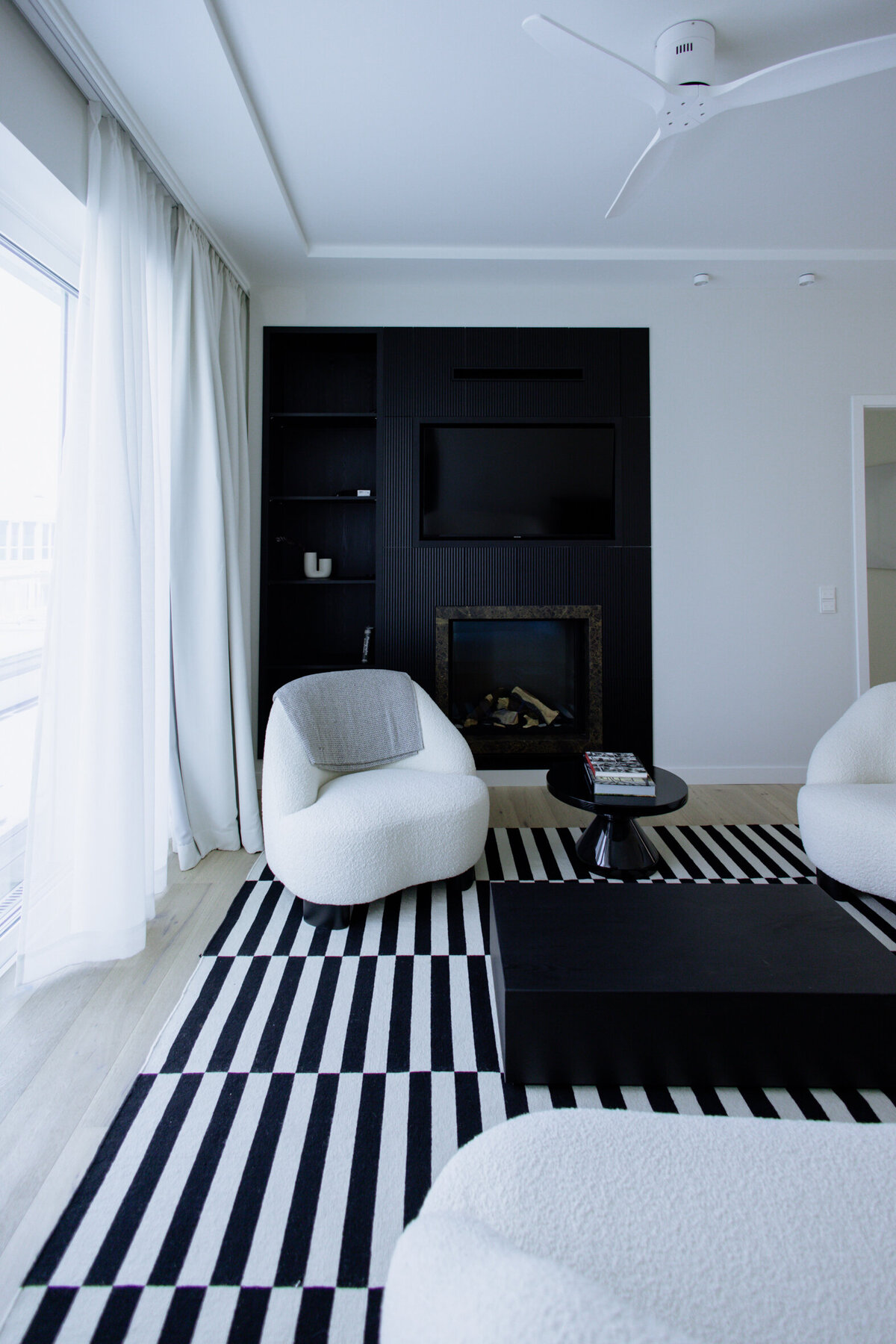 Ansicht-hochformat-Wohnzimmer-mit-Kamin-Penthouse-im-the-breeze