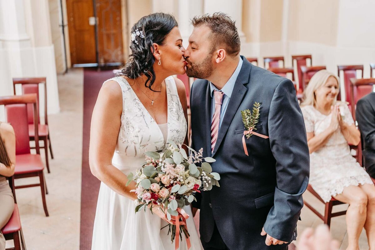 Svatebni_fotografka_Praha_Panenske_Brezany_fotografka_Karolina_Ticha12