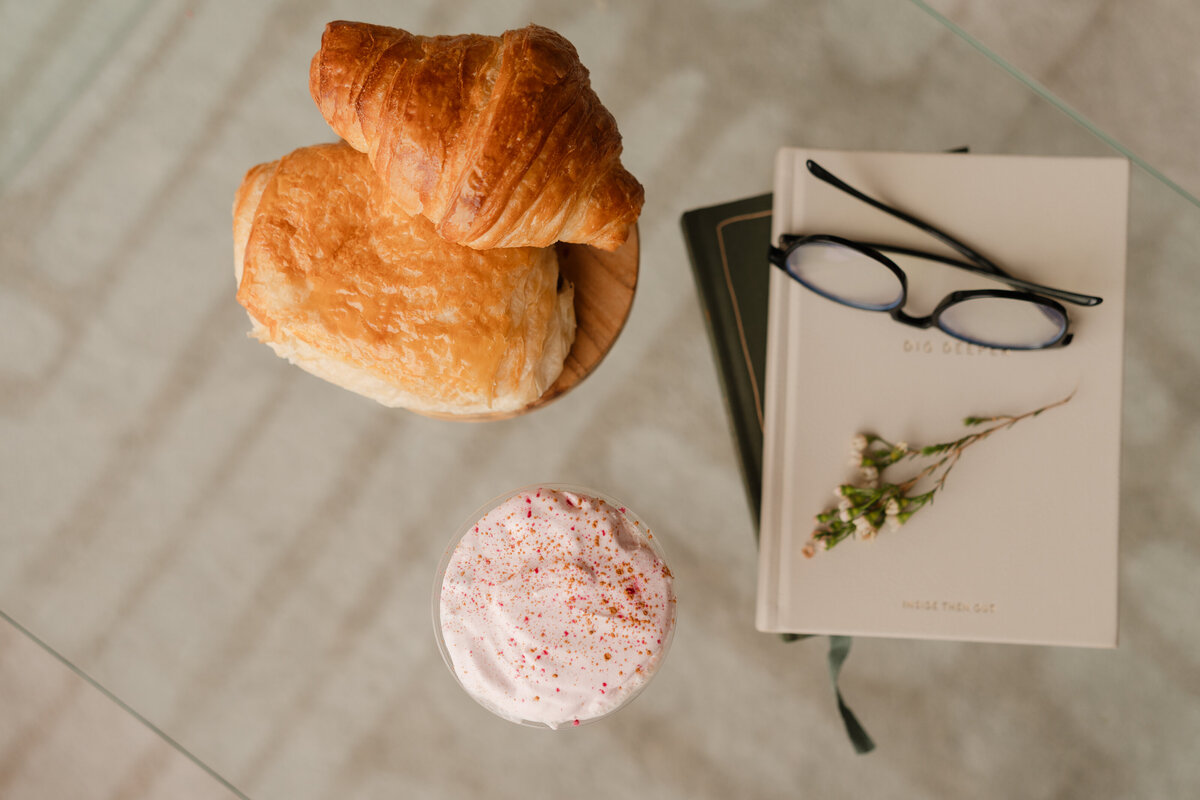 DRINKGLASSESCROISSANT