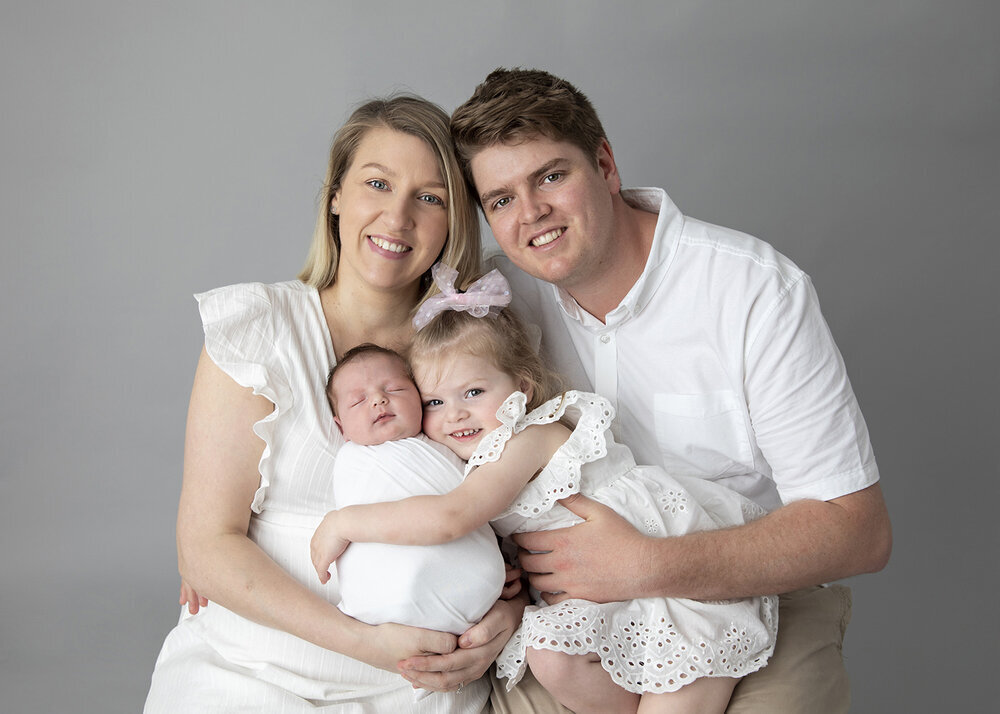 NEWBORN_BABYGIRLFAMILYPORTRAITWITHSISTER