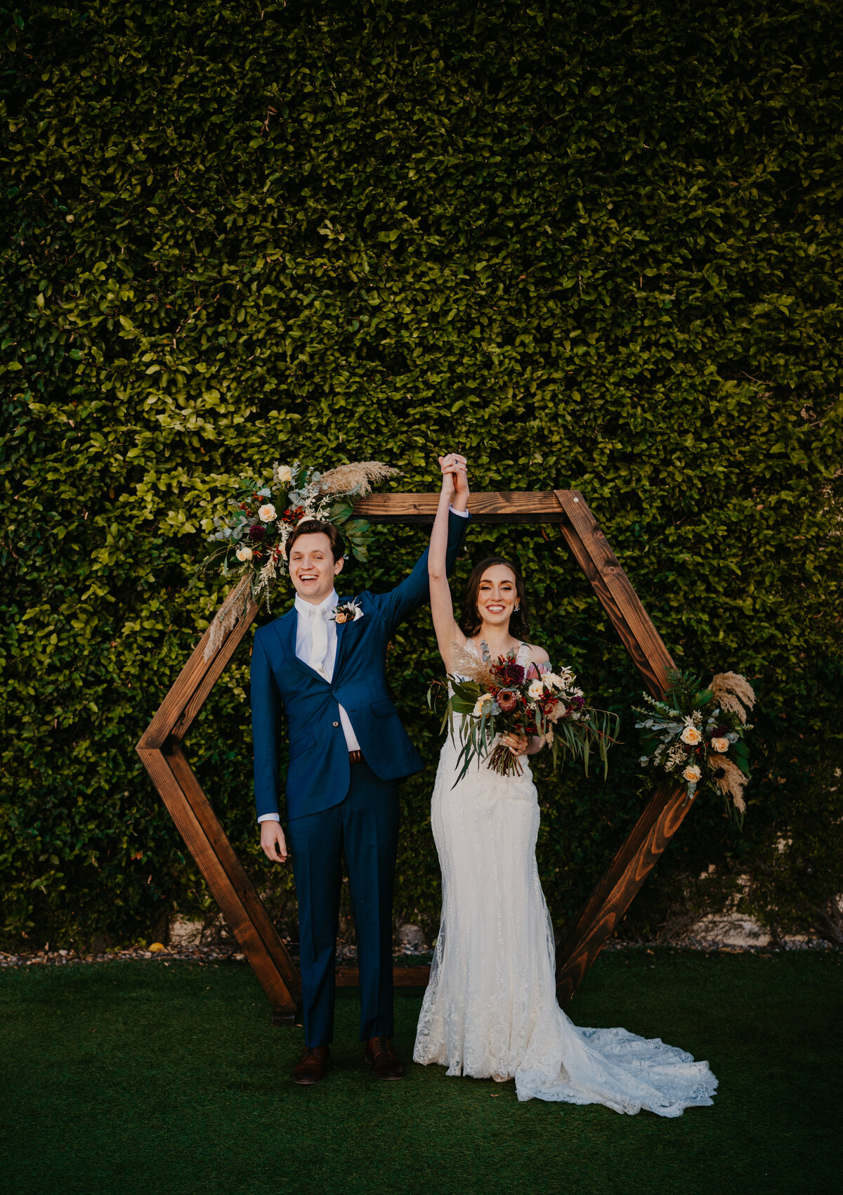 mariah-lacy-photo-elope-in-tampa-green-bench-chantilly-chic-planners-10
