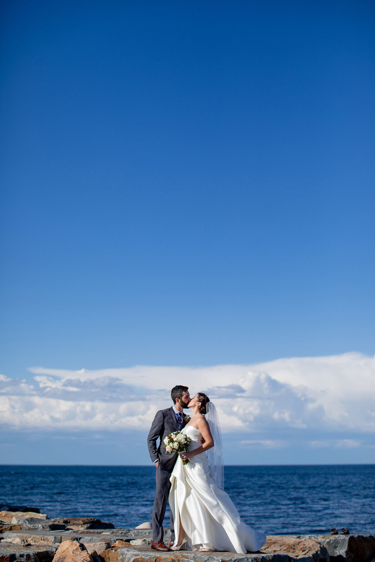 Wedding-Beach-Photo-Kiss