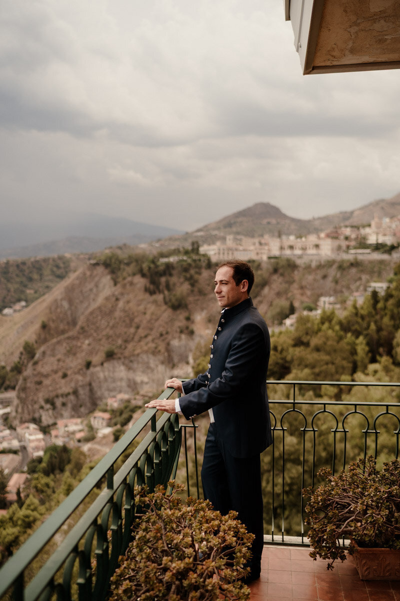 Préparatifs du marié au Belmond Grand Hotel à Taormina, dans le cadre d’un mariage à l’étranger en Sicile.