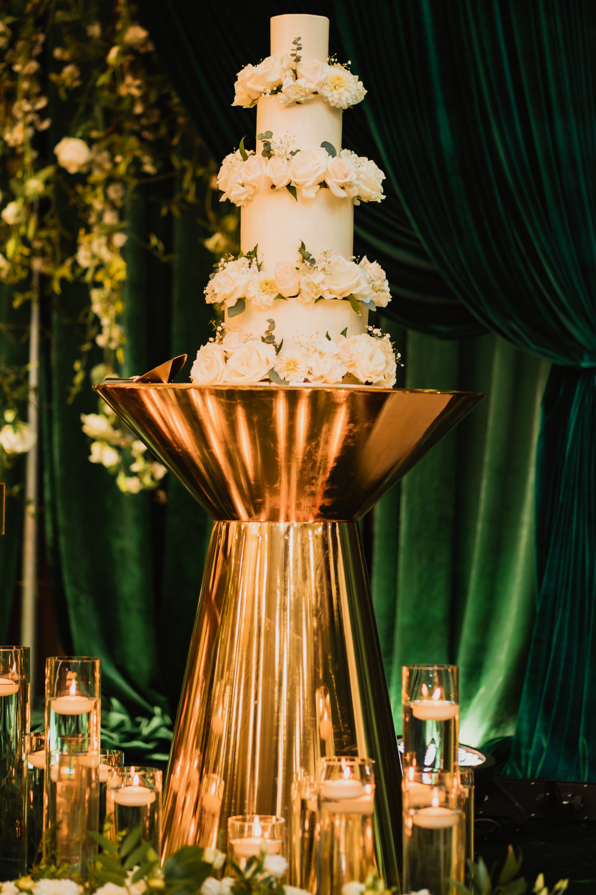 emerald-green-gold-reception-florals-centrepieces-greenery-cake-floating-candles