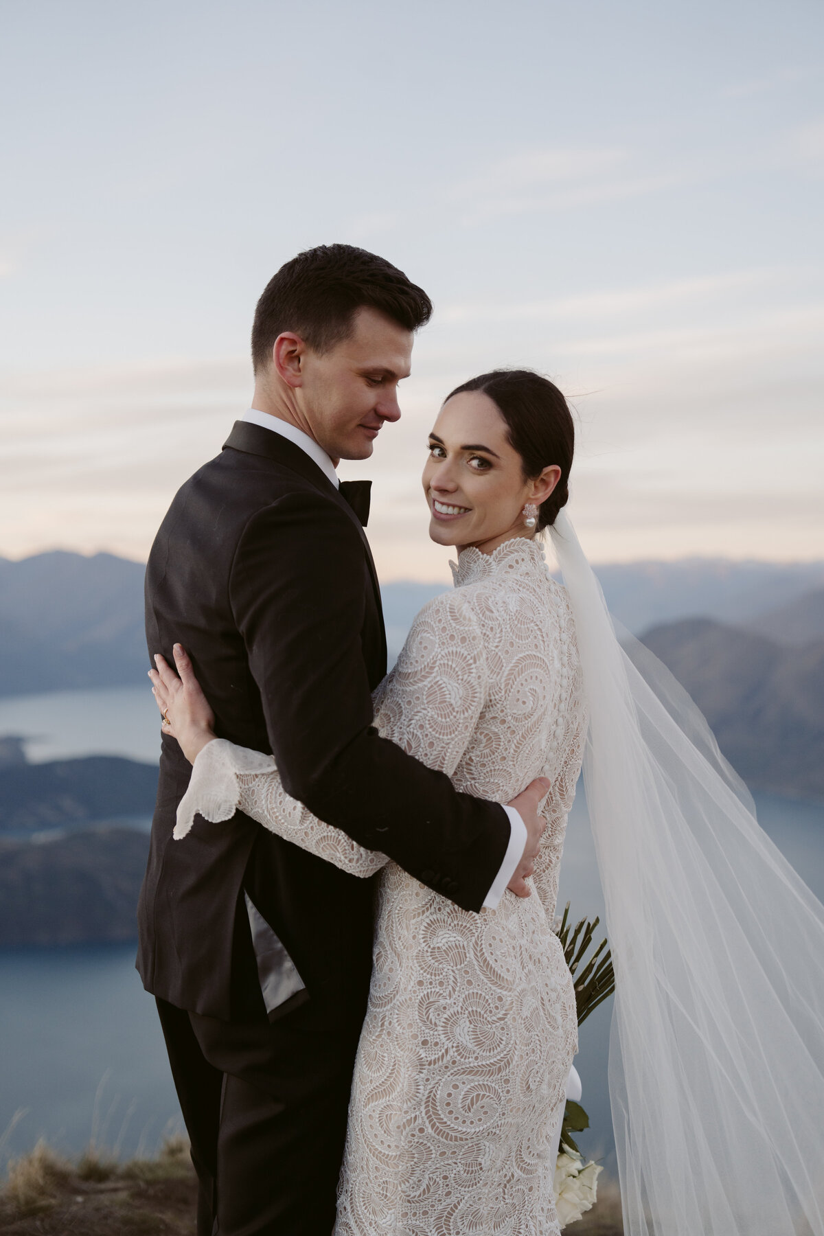 brideandgroom-mountain-lacedress
