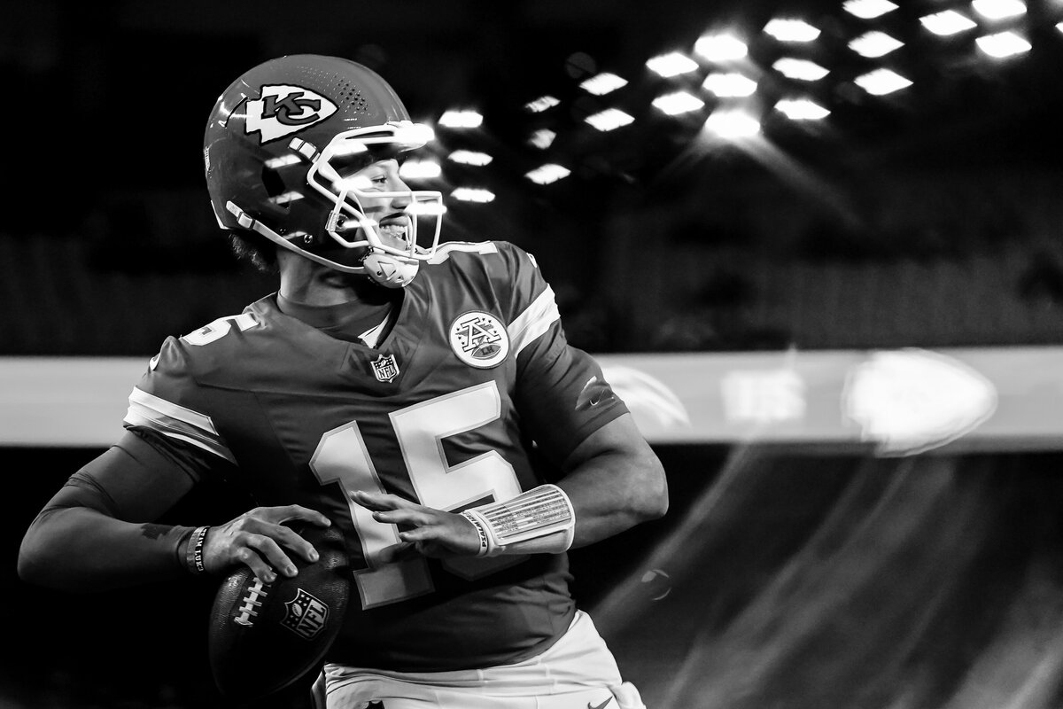 kansas-city-sports-photography-chiefs-0059-player-mahomes-ready-stadium-lights