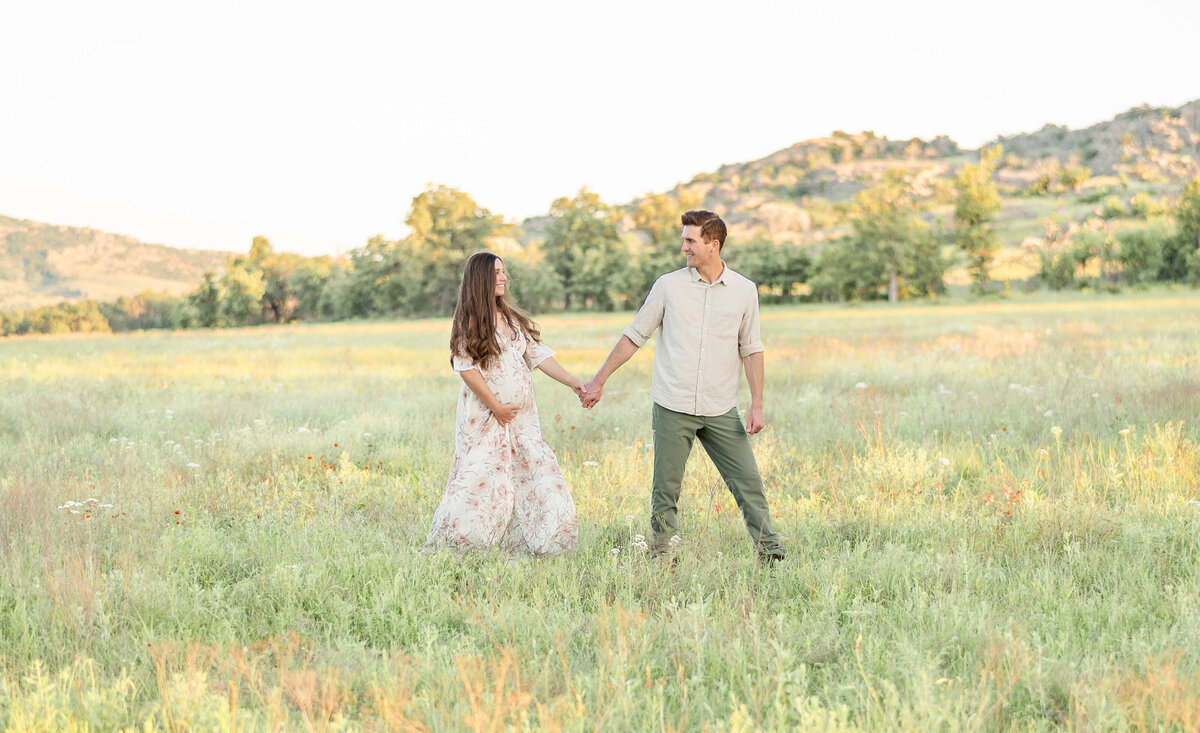spring-maternity-session-in-the-mountains